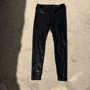 Black koral high shine leggings